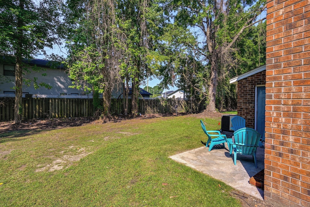 < 2 Mi to ECU & Medical District: Retreat w/ Patio