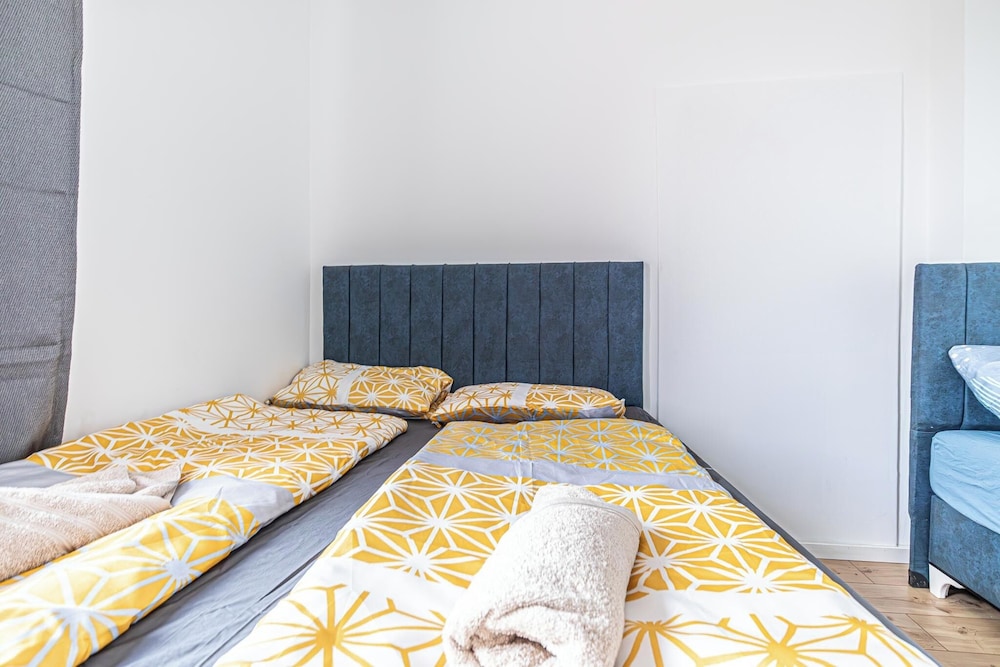 Cozy House Terrace &Garden Sleeps 34