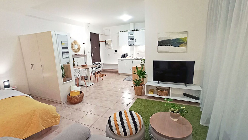 Relaxing Studio Apt 1 min to Highway Parking
