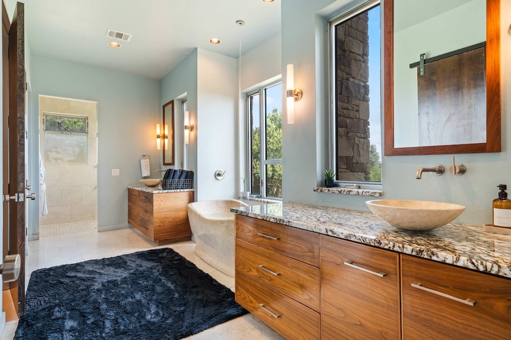 Luxury 7BR Hill Country Gem With Barndominium