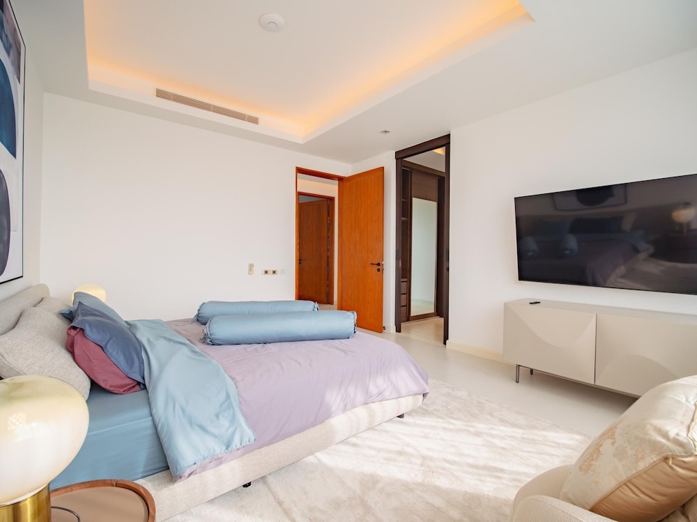Luxurious 5bedroom White Estate Villa Private Lake