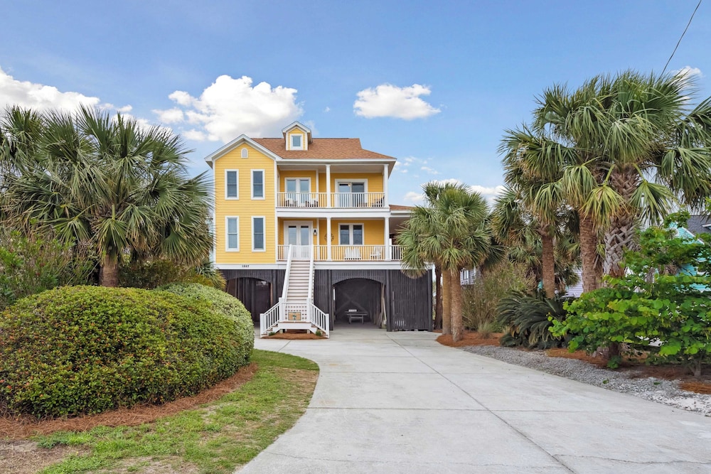 Oceanfront w/ Pool, Panoramic Deck Views, 5bdr Folly Ocean Breeze by Avantstay