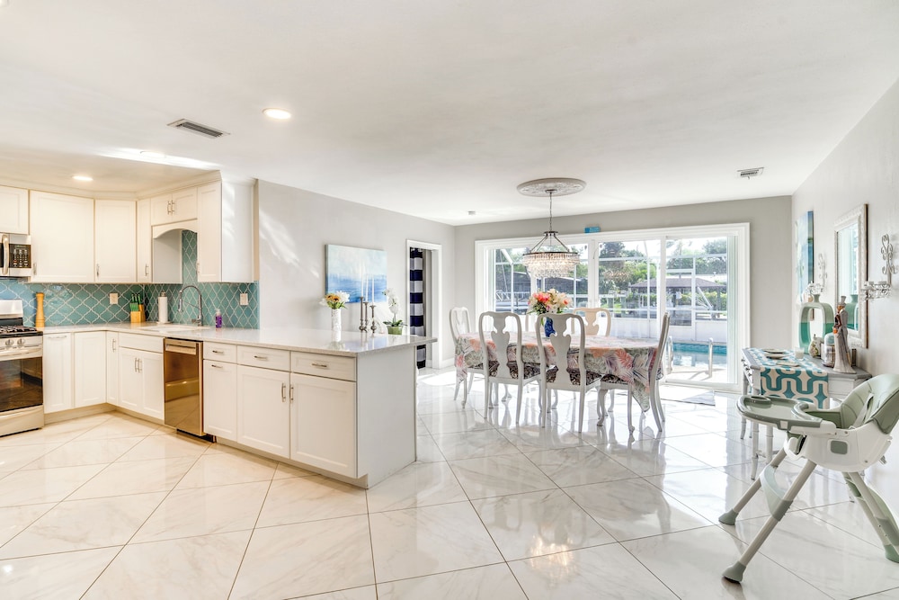 Centrally Located Cocoa Beach Haven: Walk to Shore