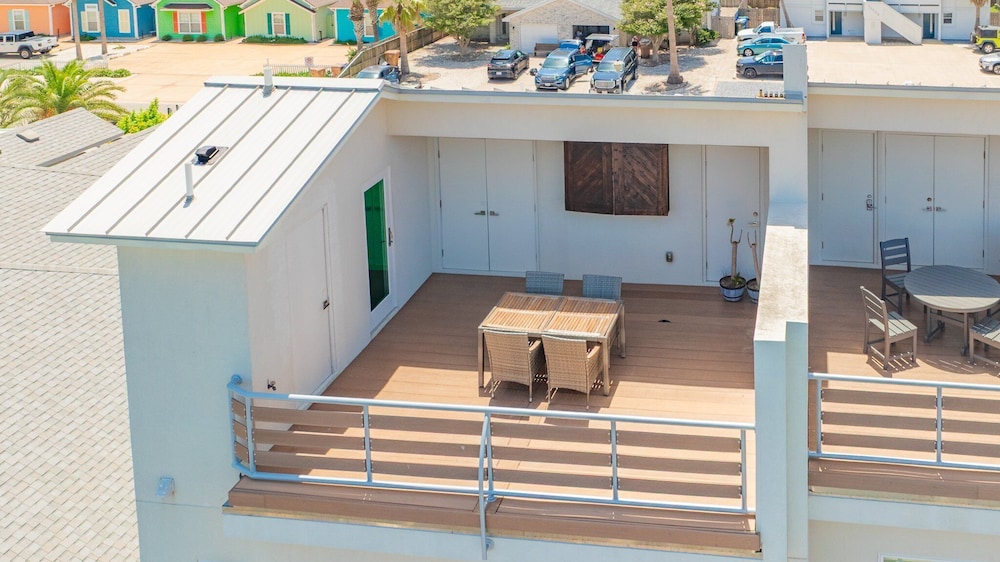 Waterfront Condo With Rooftop + Pool + Boat Slips