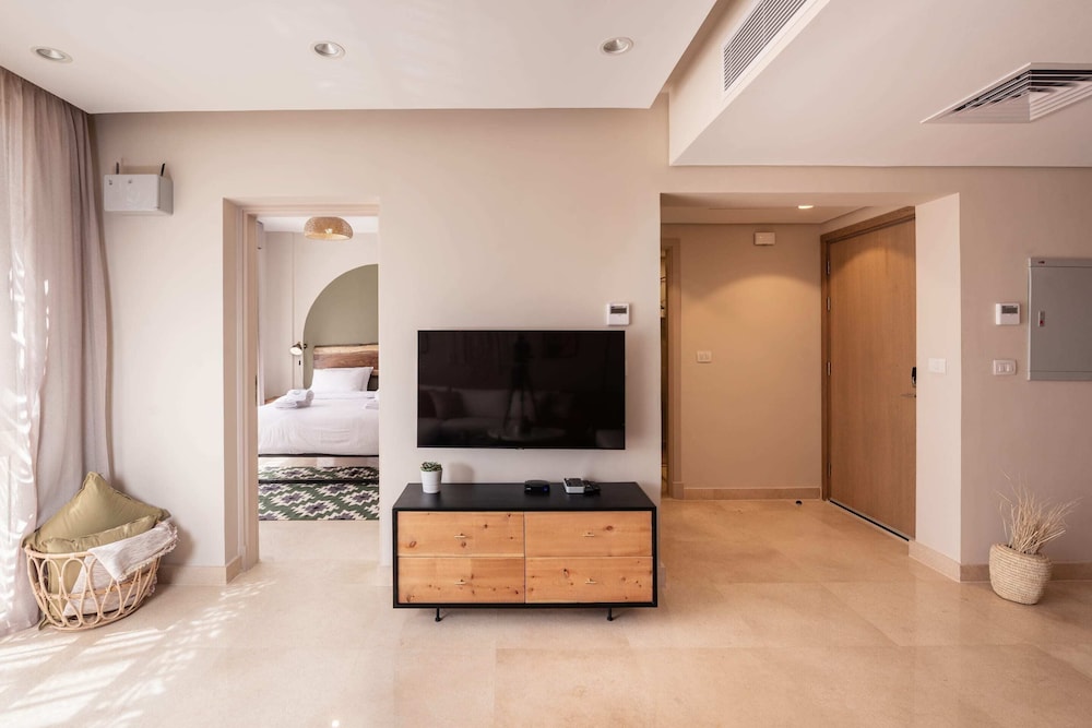 Xuru Stays I Exotic 1bdr w/ Outdoor Terrace Pool & Beach Access