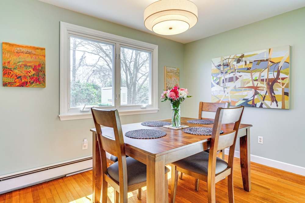 3 Mi to Cape Cod Bay: Marshfield Home w/ Balcony!