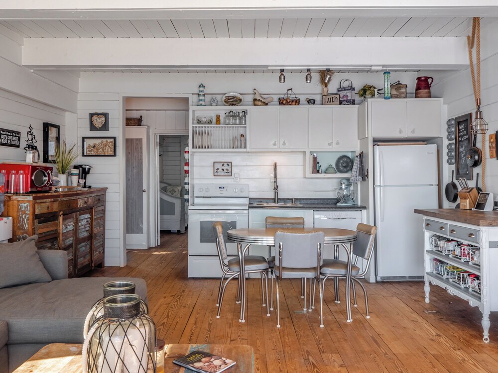 Vintage Vacation by Topsail Realty