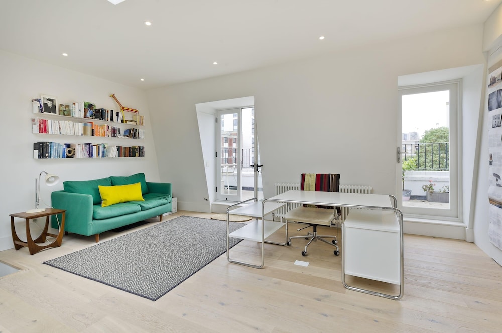 Gorgeous Stylish Interior Designed 5 Bed Home in Holland Park - Superb Location