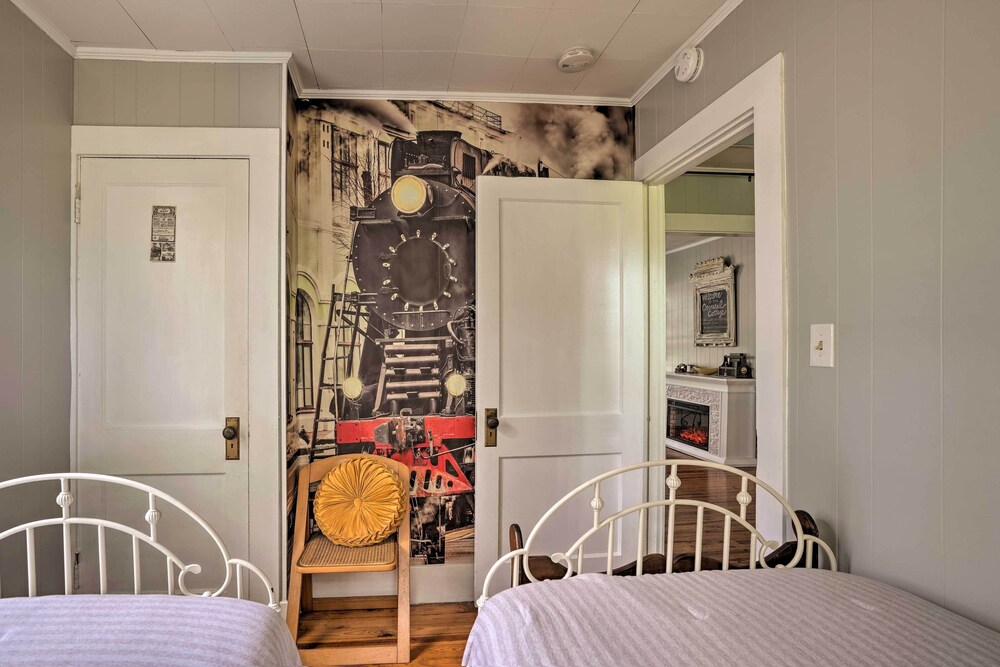 'carousel Cottage:' North Chattanooga Home! view 3