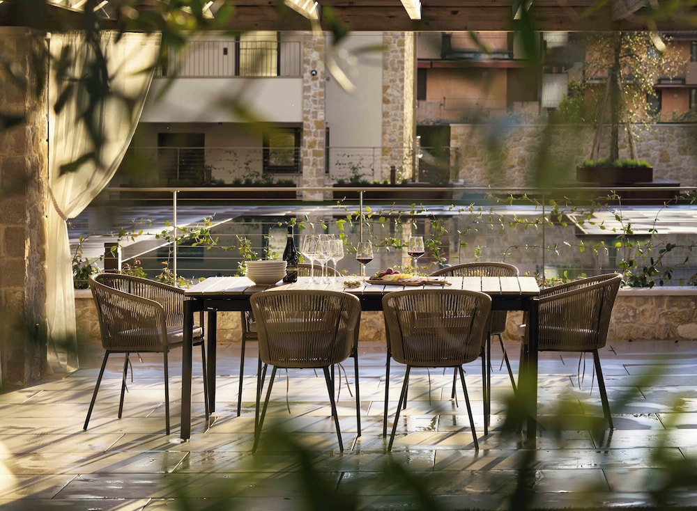SalvatoreHomes - Pure Luxury in the Centre of Bardolino with Pool & Private Jacuzzi - Casa Olivia - a 5 Star Luxury Collection at Lake Garda