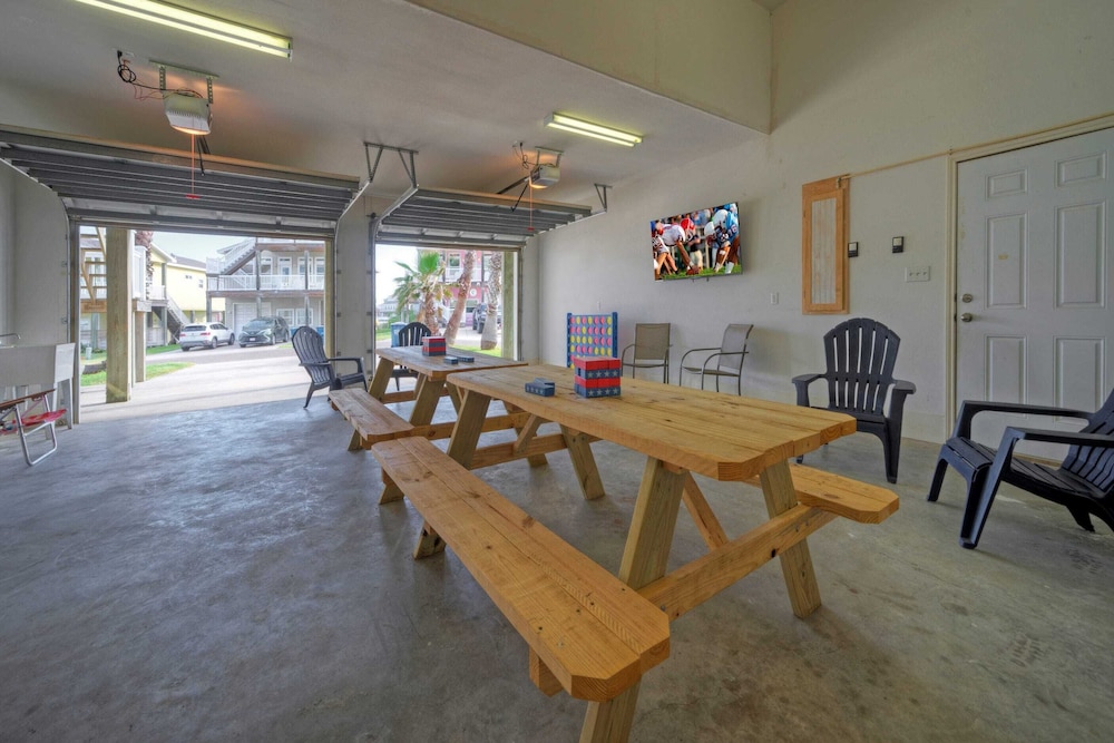 Sleeps 24 2 Homes w/ Beach Boardwalk Access & Deck Views Steps to the Beach