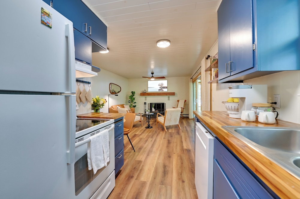Waterfront Deck! Chic Lower Scott Lake Cottage