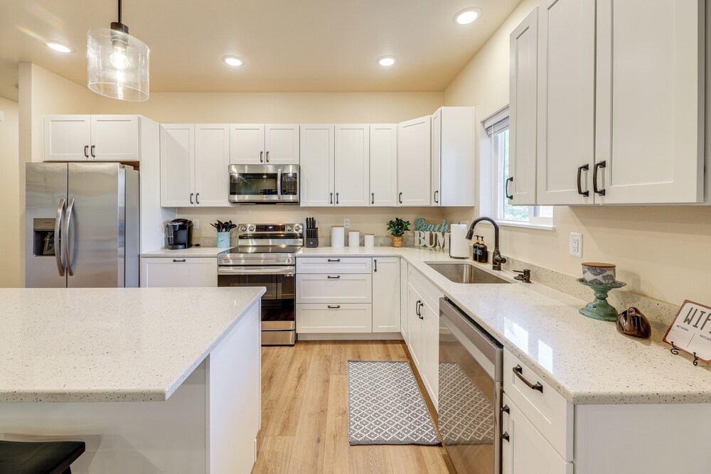 Family-friendly Florence Home: 3 Mi to the Coast!