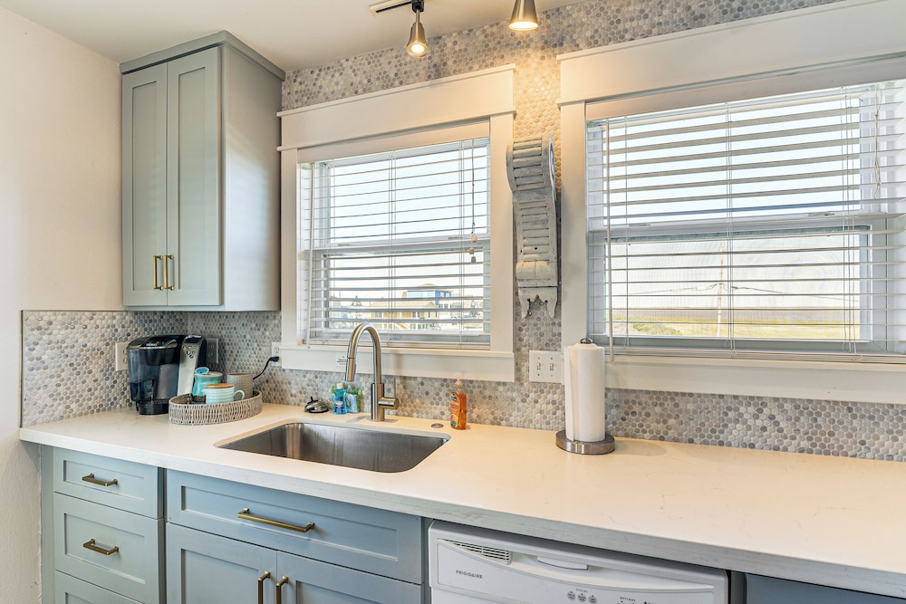 Modern Coastal Farmhouse: Walk to Surfside Beach!