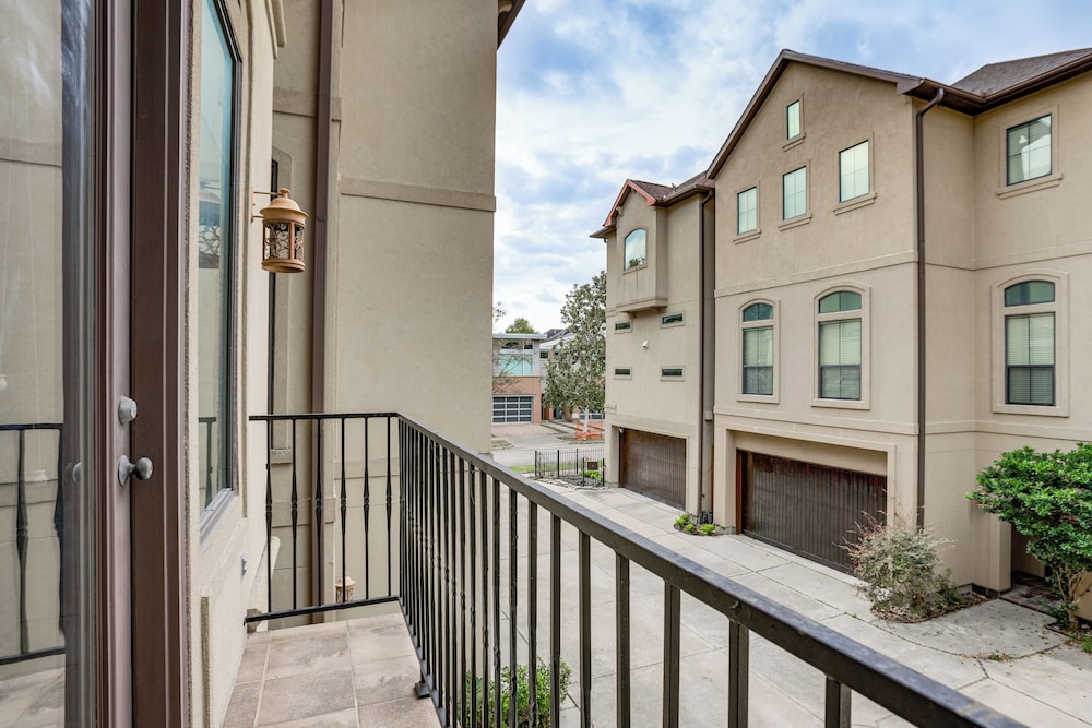 Walk to Shops & Eats: Family Retreat in Houston