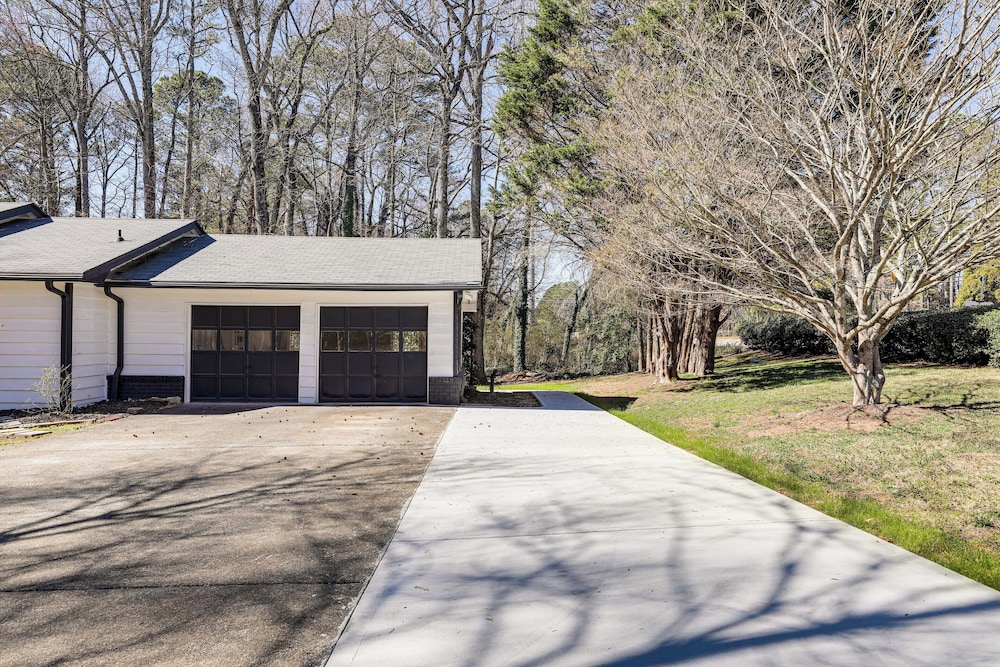 11 Mi to Marietta Square: Modern Apt w/ Yard!