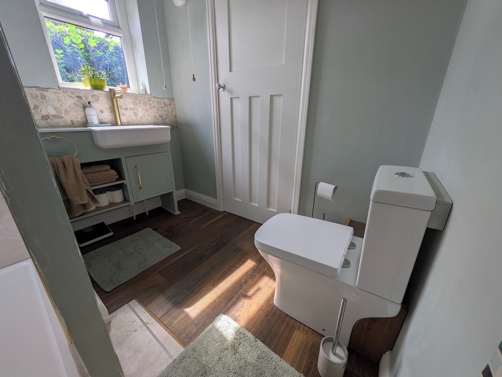 Cherry View House. 3-beds - Sleeps up to 8, Garden & Parking. Short Stays of all Types Welcome
