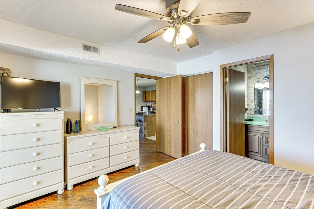 Lakefront Osage Beach Condo w/ Balcony & Pool