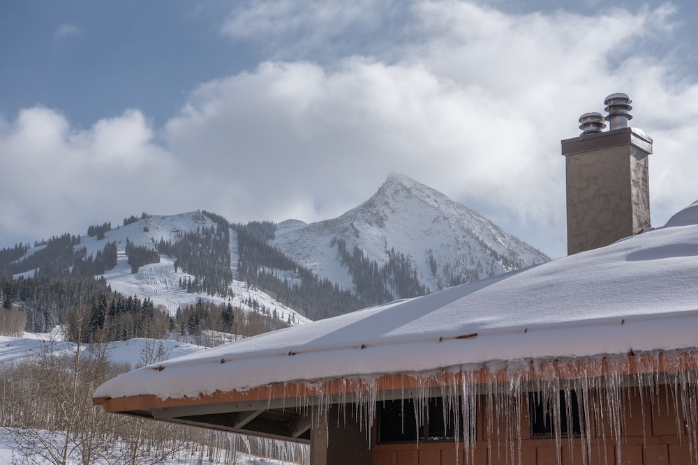 Kid-Friendly 2 Bedroom Bathroom - Slopeside Condo - No Cleaning Fee! by RedAwning