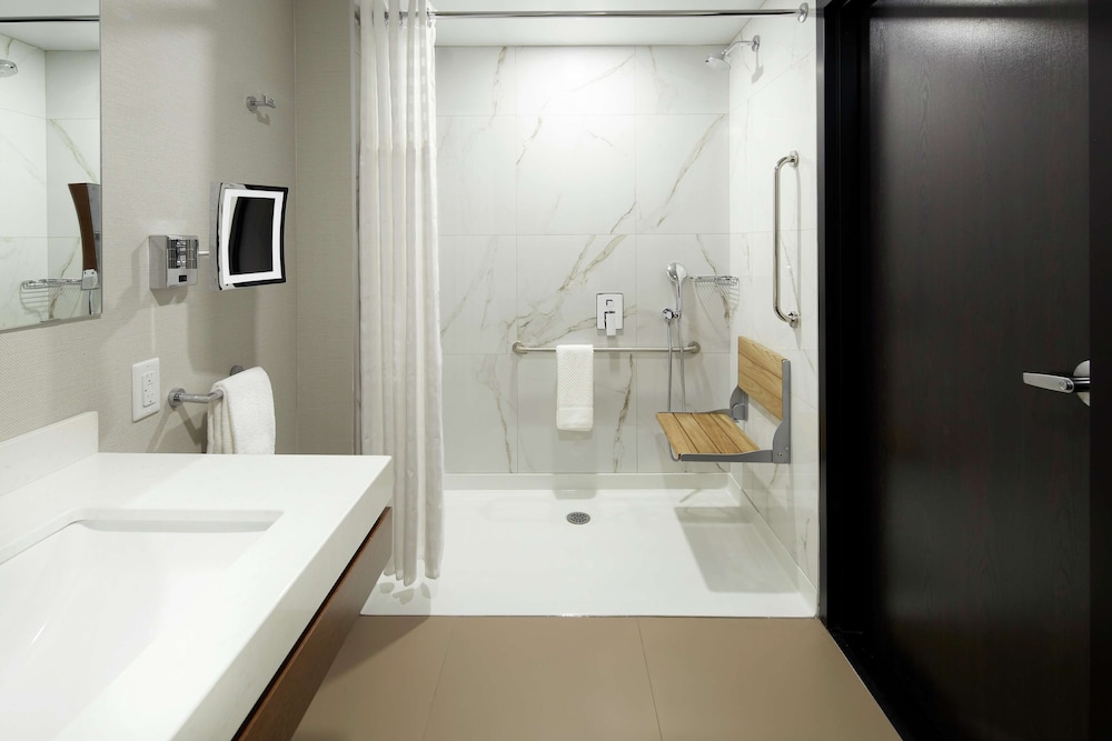 DoubleTree by Hilton Montreal Airport - Property Image 34