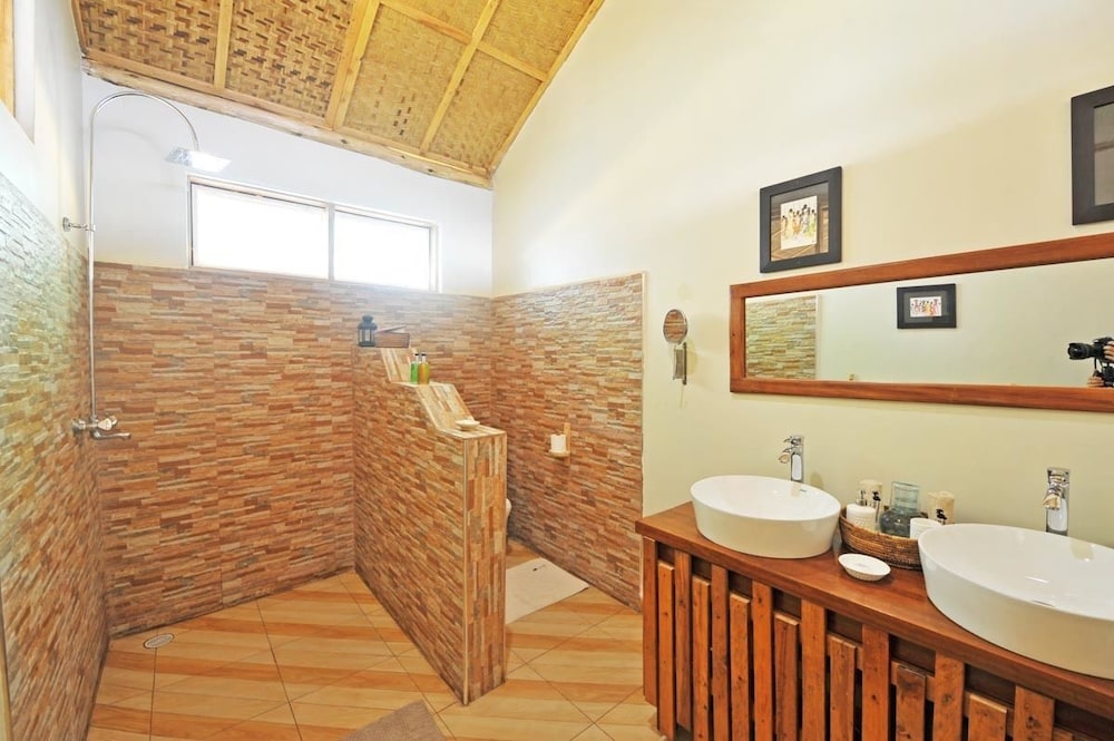 Nkuringo Bwindi Gorilla Lodge