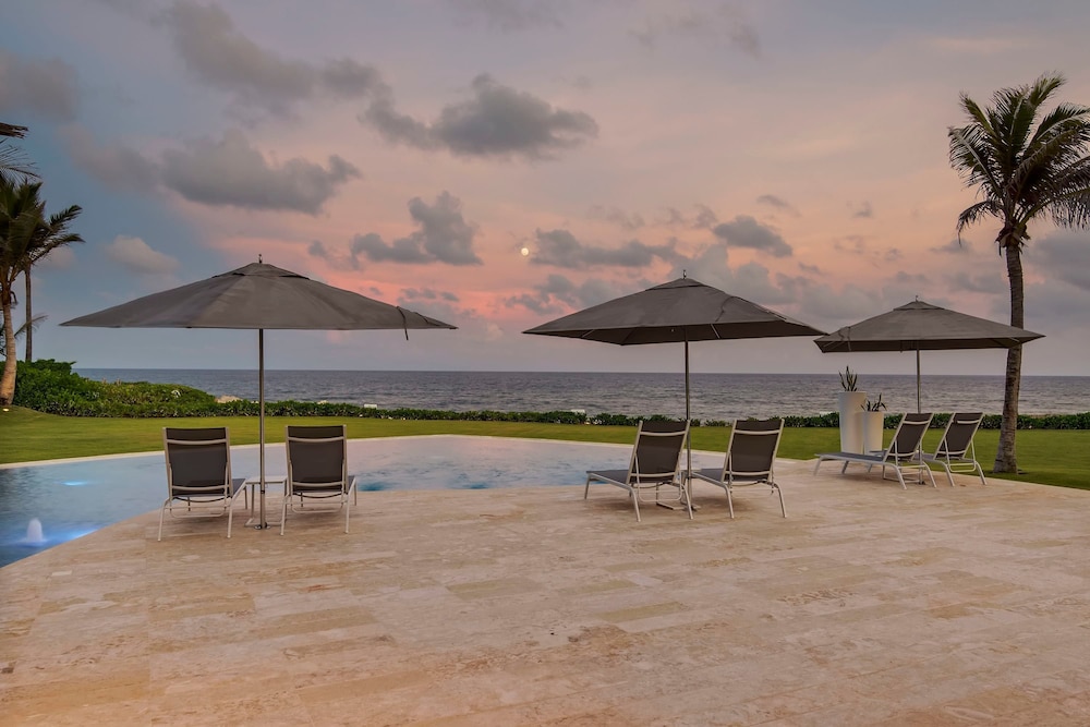 Exquisite Villa w Stunning Ocean Views Gym Golf