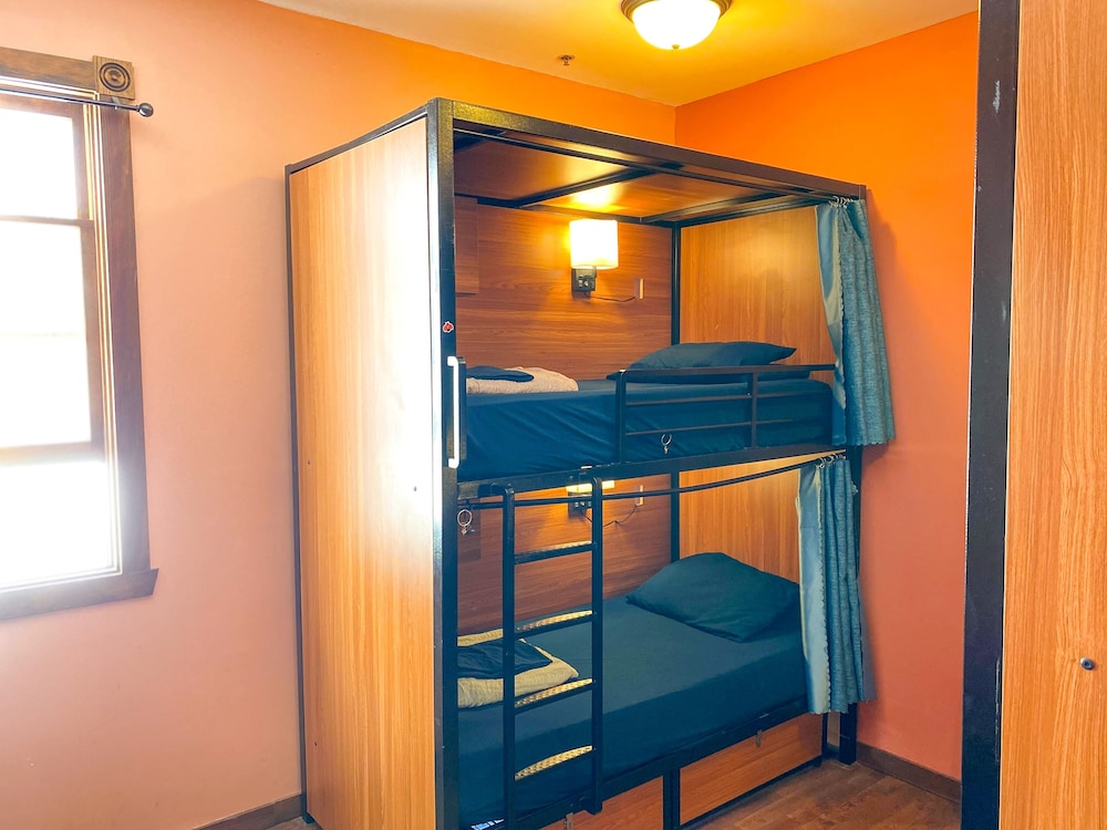 International Travelers House Hostel \- Downtown San Diego Little Italy.