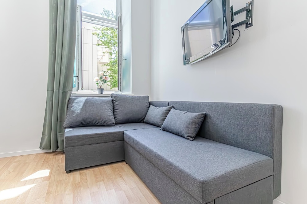 6BR Apt with Garden near Danube