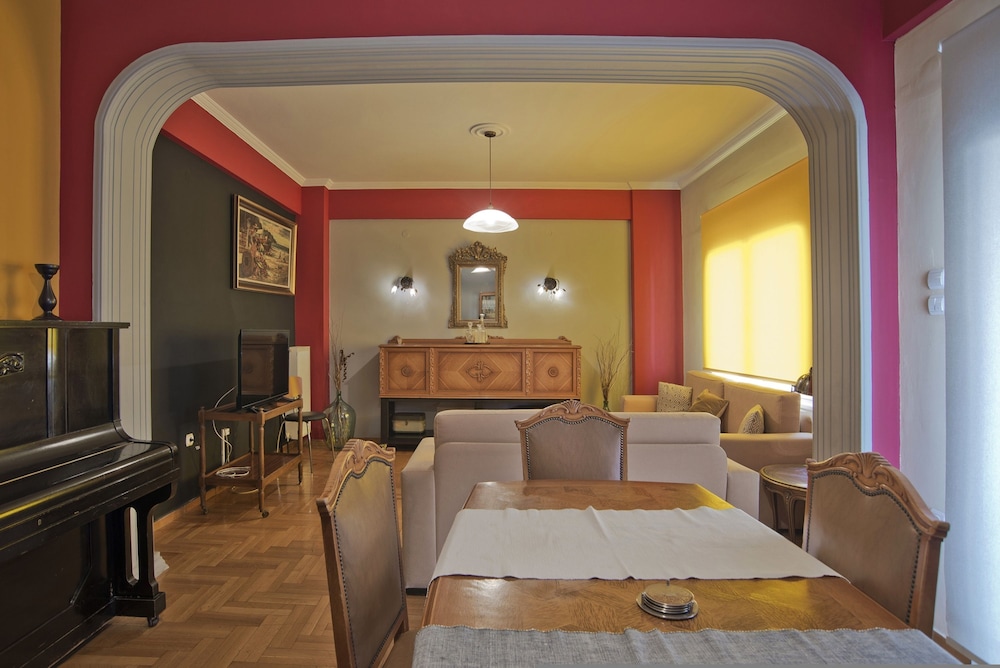 Baroness Apartment in Piraeus