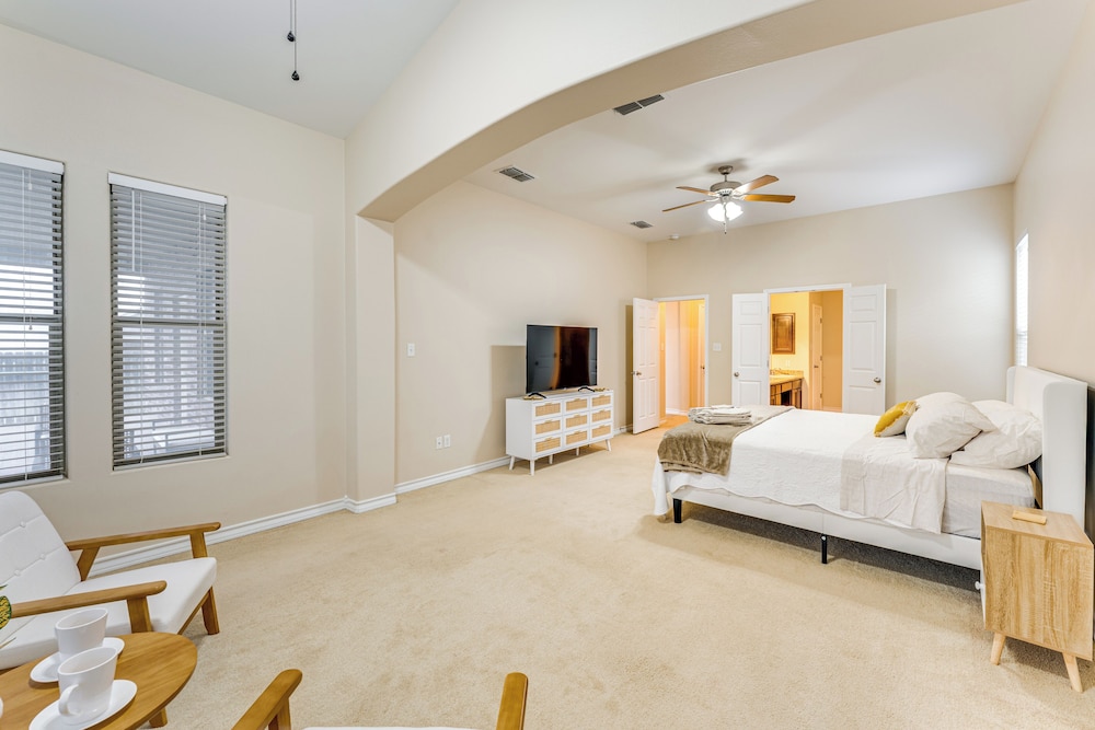 7 Mi to Lake Casa Blanca: Laredo Family Home!