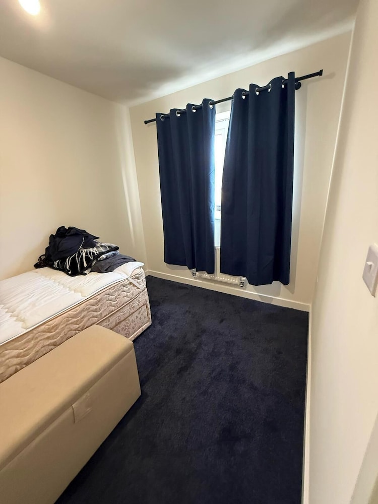 Central 2 Bed Home - Parking, Ev Point, Garden