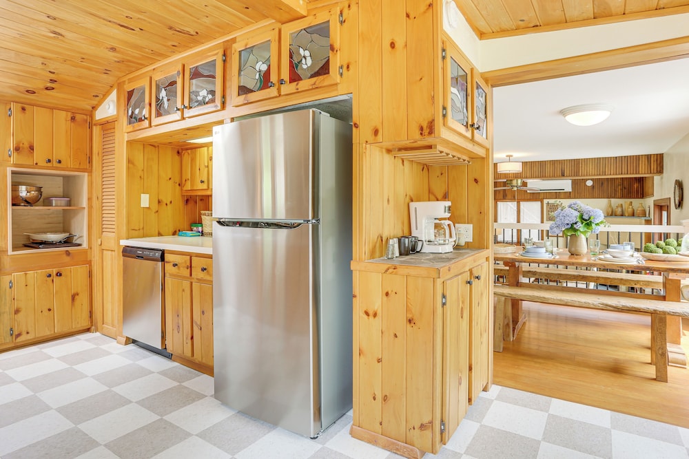 13 Mi to Ski Big Bear: Updated Getaway w/ Deck