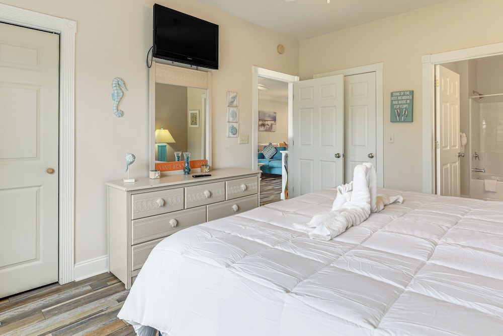 Golf Course Getaway w/ Pool Access in Myrtle Beach