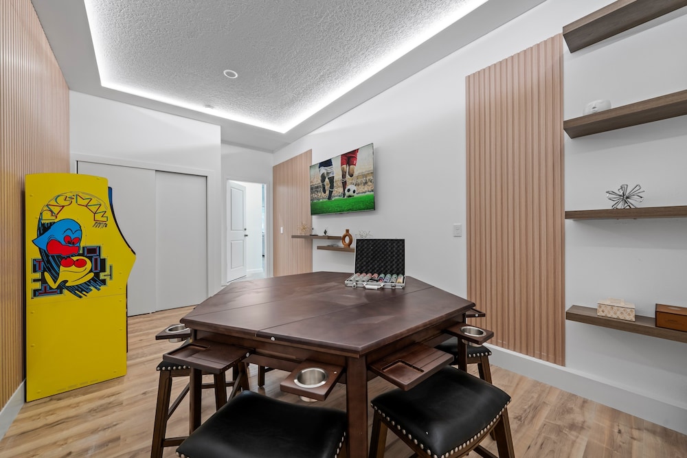 Light Welcoming Fun Resort Home Sleeps 20