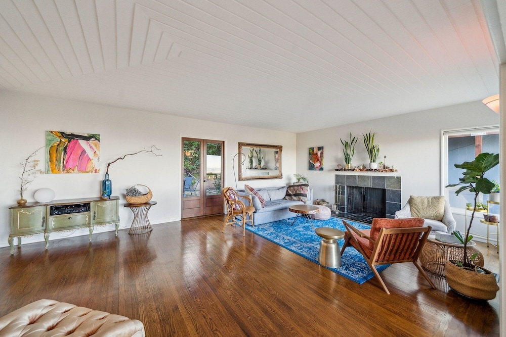 Charming 1933 Ridge-top Home With Stunning Views 4 Bedroom Home
