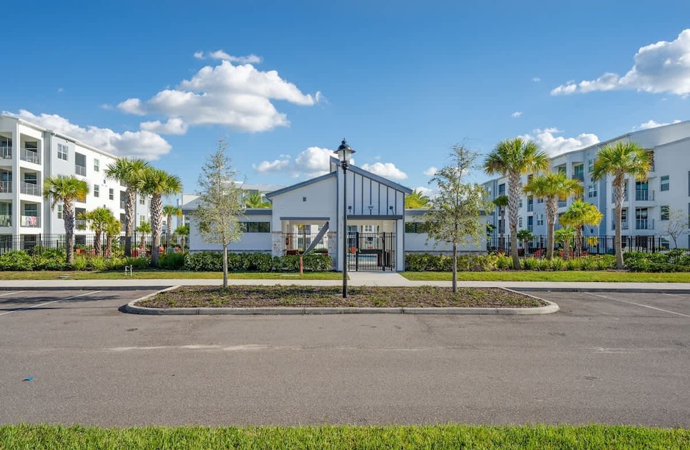 Beautiful Decor 2BR Apartment Near Disney