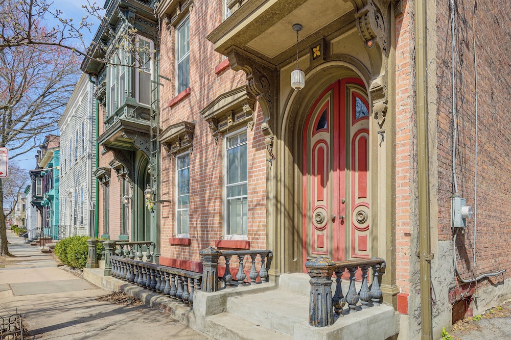 1 Mi to Dtwn: Apartment in Schenectady