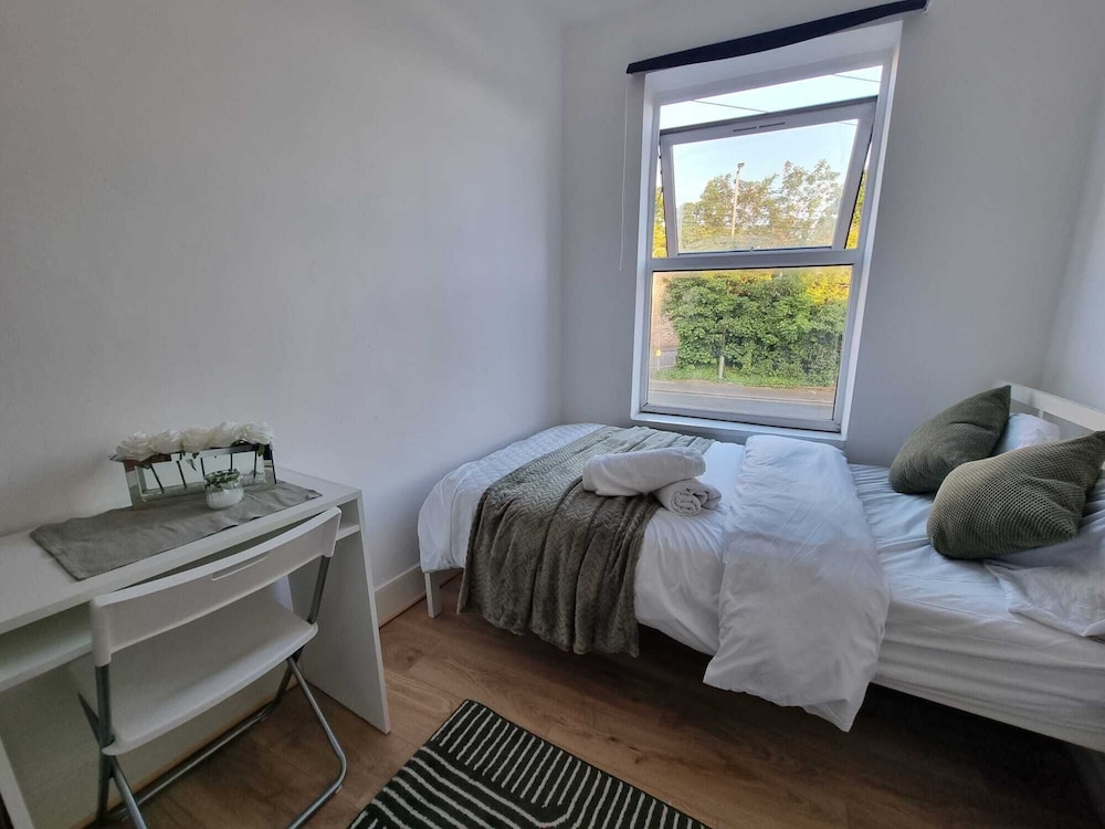 Easy Rooms - London Luton Airport view 2