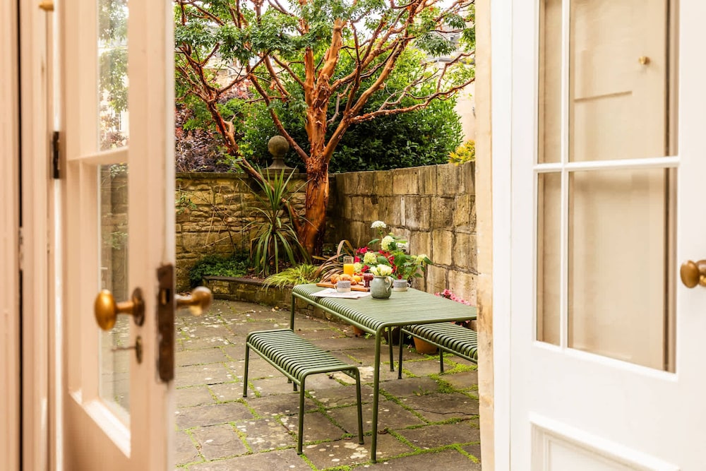 Grand Georgian Townhouse With Garden