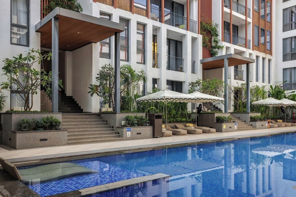 Hidden Gem Luxe Suite w Pool View - 1km to Beach