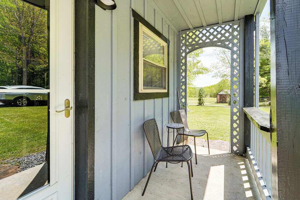 2 Mi to Main Street: Cozy Cabin in Monterey!