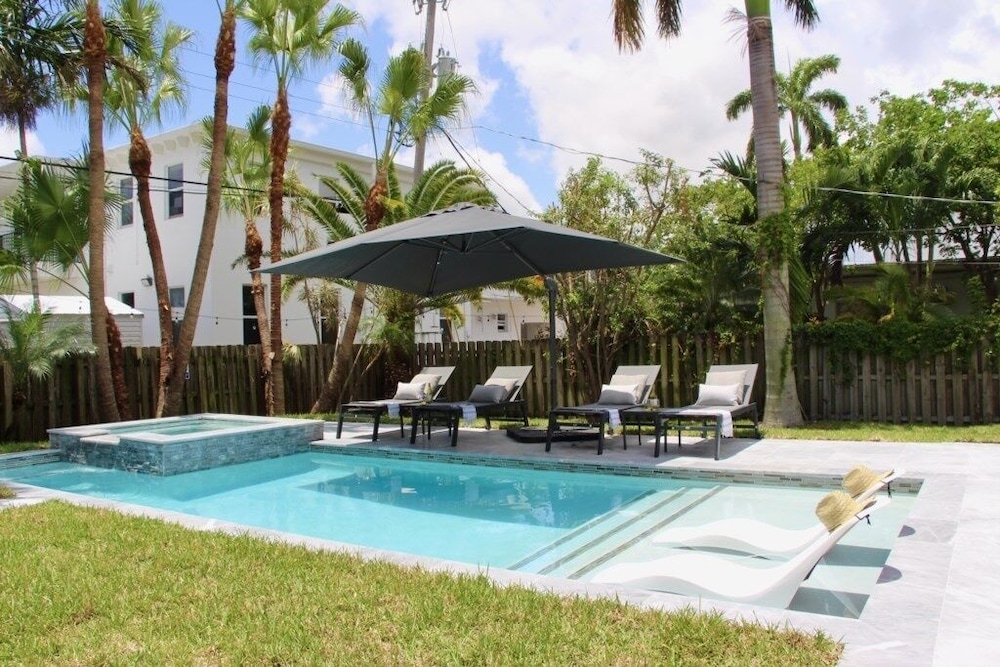 Fox Private Resort- Near Downtown & Beach 8 Bedroom Home