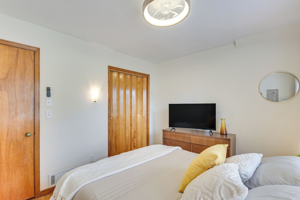 1 Mi to Dtwn Burlington: Modern Home w/ Yard!