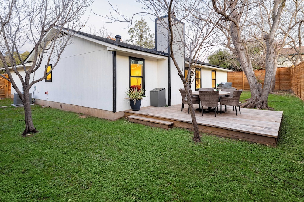 Private Yard w/ BBQ & Games, Steps to South Congress & Barton Creek Clarksburg