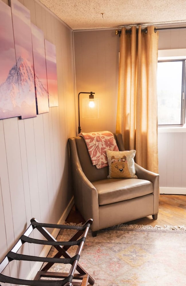 Kendal Room Cozy Mountain Lodge Retreat