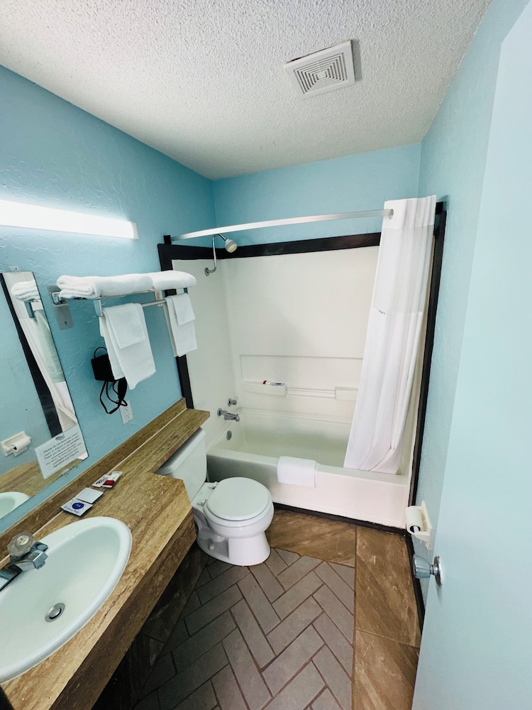 Emporia Vacations - Travel Inn  Suites - Property Image 2