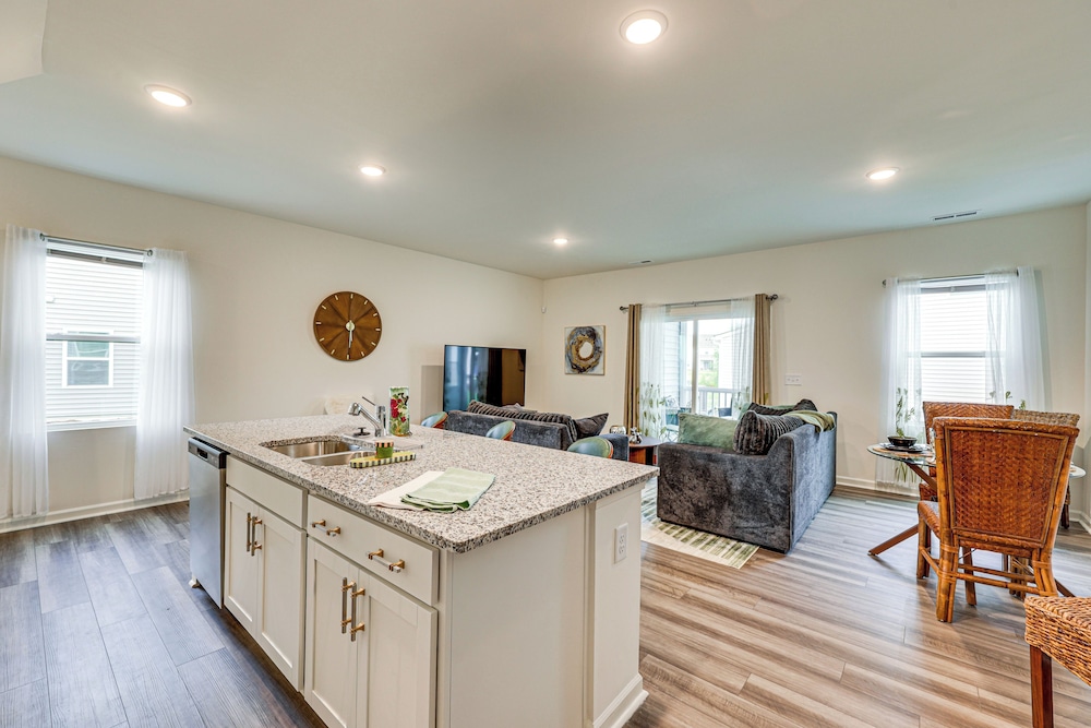 Screened Patio: Townhome 3 Mi to Dtwn Wilson!