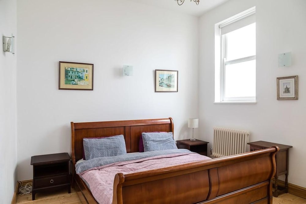 Specious Family Kensington 5-bed House, Sleeps 12