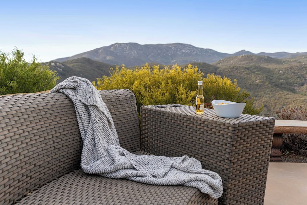 Hilltop Estate w/ Pool, Hot Tub, Fire Pit, Views Cleveland Vista by Avantstay