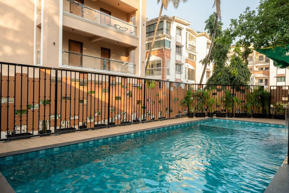 Modern 1BR With Pool 5min Drive to Candolim Beach
